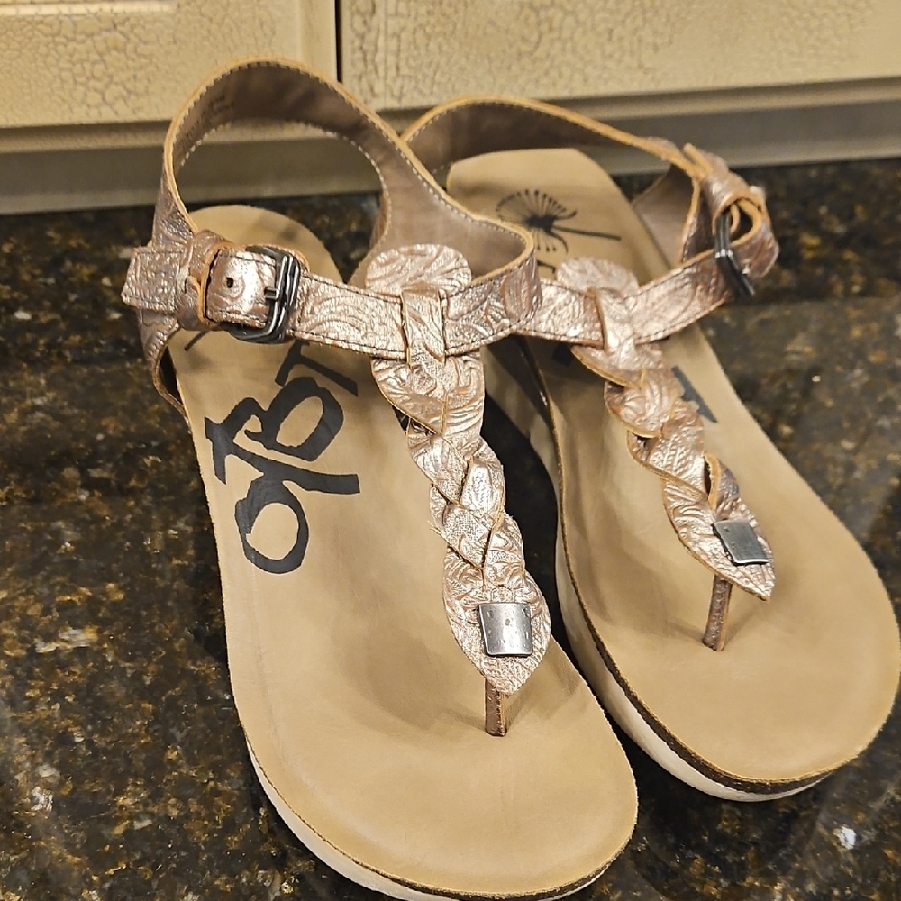 Stylish Braided Sandals in Metallic Rose Gold